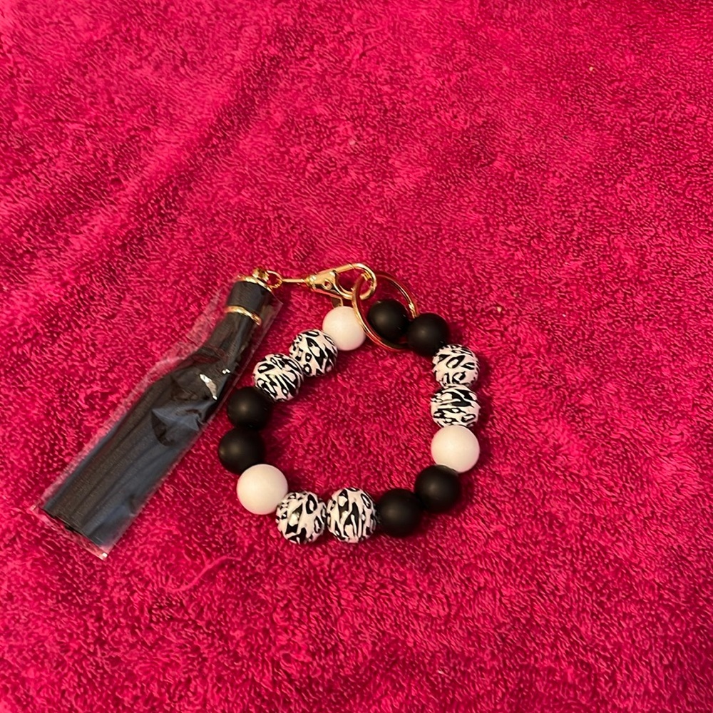 🏝️2 for $5💗NEW silicone beaded wristlet/bracelet keychain w/tassel black & white